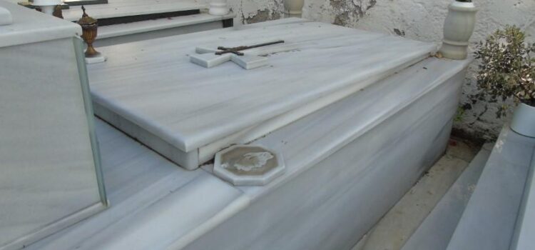 Συνελήφθη δημοτικός υπάλληλος που πήρε «φακελάκι» 6.000 ευρώ για οικογενειακό τάφο