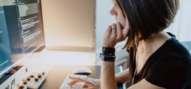 Επιδότηση έως 1.000 ευρώ για την πρόσληψη 10.000 άνεργων γυναικών – Έμφαση σε μητέρες