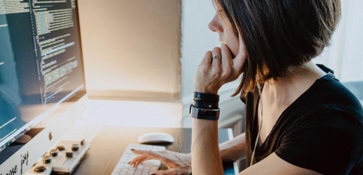 Επιδότηση έως 1.000 ευρώ για την πρόσληψη 10.000 άνεργων γυναικών – Έμφαση σε μητέρες