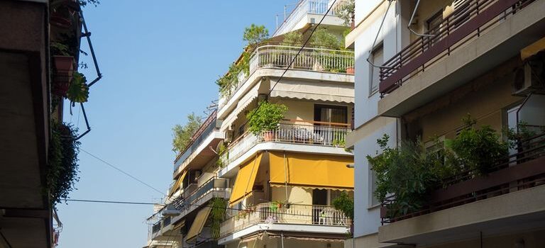 Ξεπέρασαν τις 100.000 οι γονικές παροχές – Τα λάθη που κοστίζουν ακριβά