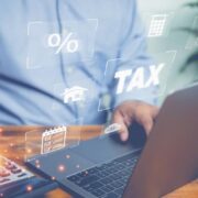 Ποιες επιχειρήσεις γλιτώνουν το ΦΠΑ για συναλλαγές στην ΕΕ – Τα όρια του τζίρου και οι βασικές προϋποθέσεις