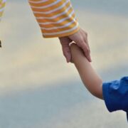 «Νταντάδες της Γειτονιάς»: Ξεκινά η πανελλαδική εφαρμογή με voucher έως 500 ευρώ μηνιαίως