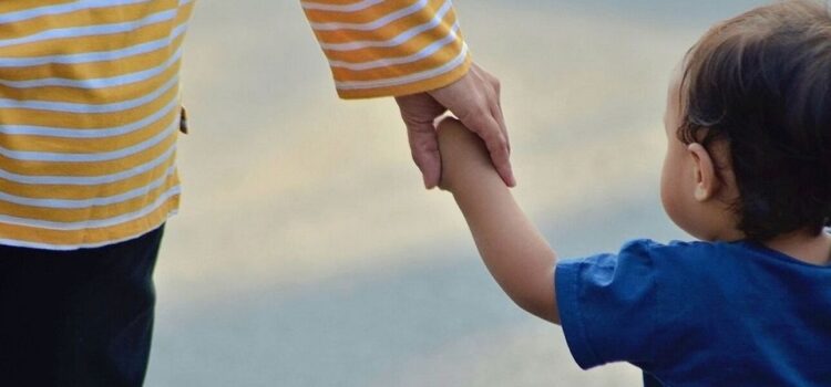 «Νταντάδες της Γειτονιάς»: Ξεκινά η πανελλαδική εφαρμογή με voucher έως 500 ευρώ μηνιαίως