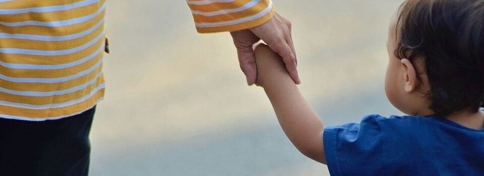 «Νταντάδες της Γειτονιάς»: Ξεκινά η πανελλαδική εφαρμογή με voucher έως 500 ευρώ μηνιαίως