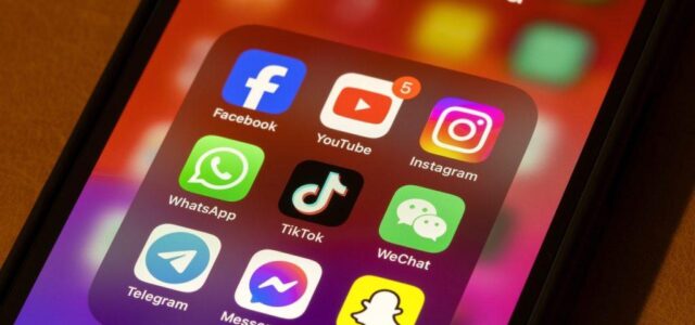 Social media: «Σύντομα» η ελληνική απαγόρευση για ανηλίκους κάτω των 15