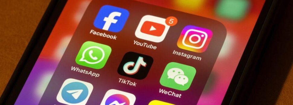 Social media: «Σύντομα» η ελληνική απαγόρευση για ανηλίκους κάτω των 15