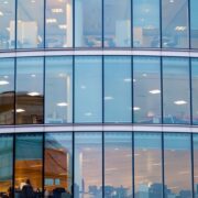 Πόσο κοστίζει σήμερα ένας μισθός 1.000 ευρώ καθαρά;