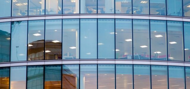 Πόσο κοστίζει σήμερα ένας μισθός 1.000 ευρώ καθαρά;