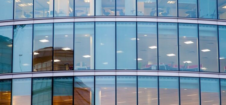 Πόσο κοστίζει σήμερα ένας μισθός 1.000 ευρώ καθαρά;