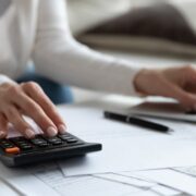 Φορολογικές δηλώσεις 2026: Ποιοι νέοι 18 ετών μπαίνουν φέτος στο «ραντάρ» της εφορίας