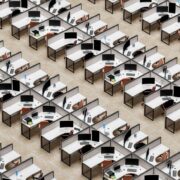 Πώς αλλάζει ο χάρτης στην απασχόληση: To 1,9% των επιχειρήσεων απασχολεί το 50% των μισθωτών