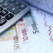 Χρέη: Υπό στενή παρακολούθηση οι οφειλές σε Δημόσιο και τράπεζες 