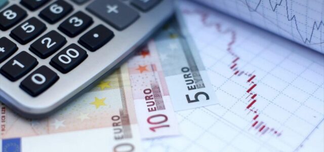 Χρέη: Υπό στενή παρακολούθηση οι οφειλές σε Δημόσιο και τράπεζες 