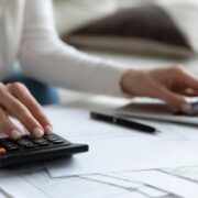 Όλες οι φορολογικές κλίμακες: Μειωμένος φόρος για νέους και οικογένειες