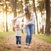 Το πρόγραμμα «Νταντάδες της Γειτονιάς» επεκτείνεται πανελλαδικά από τον Μάρτιο 2026