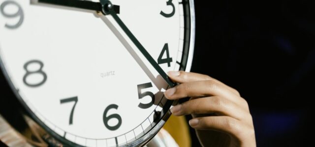 Aλλαγή ώρας στην Ελλάδα: Το παιχνίδι των δεικτών συνεχίζεται – Πότε θα σταματήσει το μπρος πίσω;