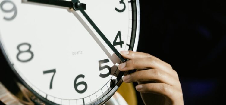 Aλλαγή ώρας στην Ελλάδα: Το παιχνίδι των δεικτών συνεχίζεται – Πότε θα σταματήσει το μπρος πίσω;