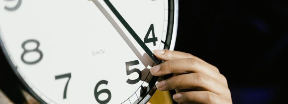 Aλλαγή ώρας στην Ελλάδα: Το παιχνίδι των δεικτών συνεχίζεται – Πότε θα σταματήσει το μπρος πίσω;