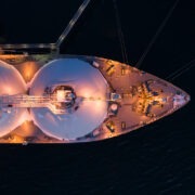 Κάθετος Διάδρομος: Νέα συμφωνία LNG ΗΠΑ – Ουκρανίας μέσω Ρεβυθούσας