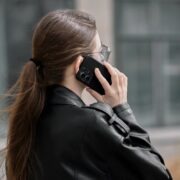 Λιγότερα μηνύματα, περισσότερες κλήσεις: Το αντίδοτο στην ψηφιακή απομόνωση;