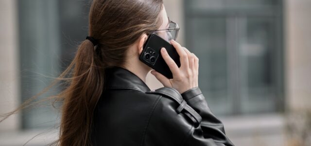 Λιγότερα μηνύματα, περισσότερες κλήσεις: Το αντίδοτο στην ψηφιακή απομόνωση;