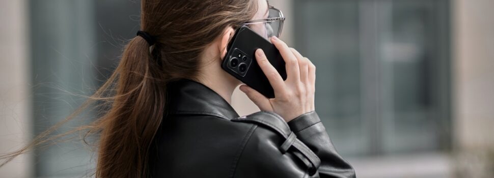 Λιγότερα μηνύματα, περισσότερες κλήσεις: Το αντίδοτο στην ψηφιακή απομόνωση;