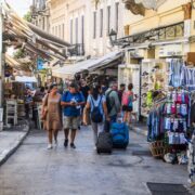 Τουρισμός: Μένουν λιγότερο αλλά ξοδεύουν περισσότερα ανά ημέρα