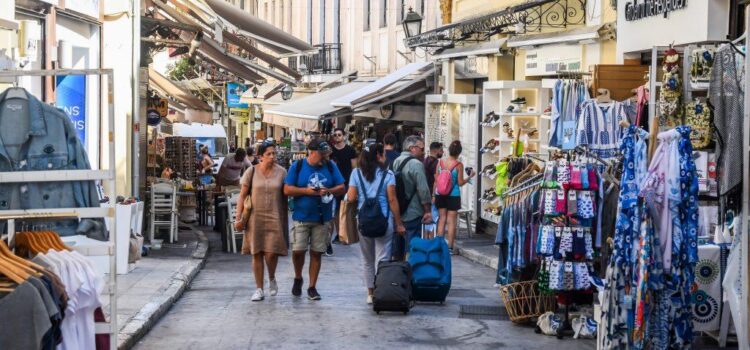 Τουρισμός: Μένουν λιγότερο αλλά ξοδεύουν περισσότερα ανά ημέρα
