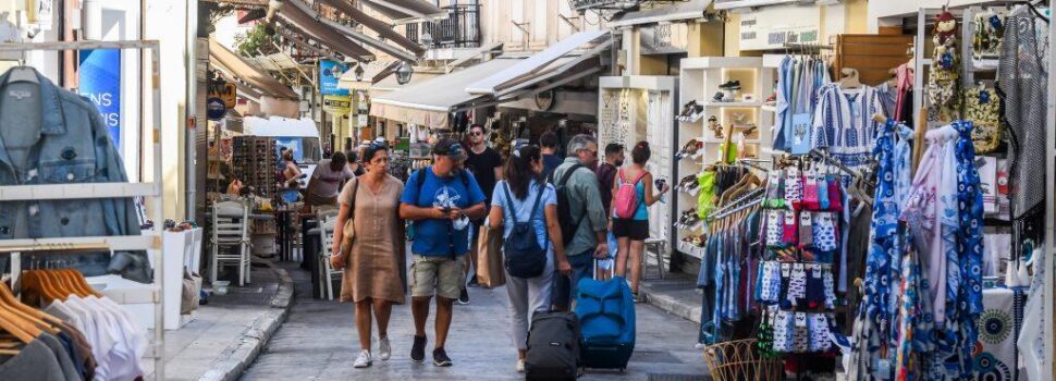 Τουρισμός: Μένουν λιγότερο αλλά ξοδεύουν περισσότερα ανά ημέρα