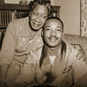 Σκότωσαν τη μητέρα του Δρ. Κινγκ πάνω στο όργανο, στην ίδια εκκλησία που τον ανέθρεψε — και η Αμερική σχεδόν ξέχασε το όνομά της