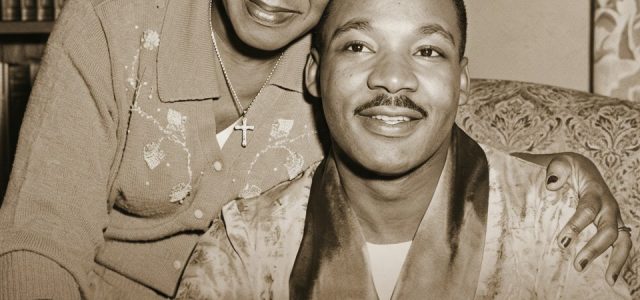 Σκότωσαν τη μητέρα του Δρ. Κινγκ πάνω στο όργανο, στην ίδια εκκλησία που τον ανέθρεψε — και η Αμερική σχεδόν ξέχασε το όνομά της