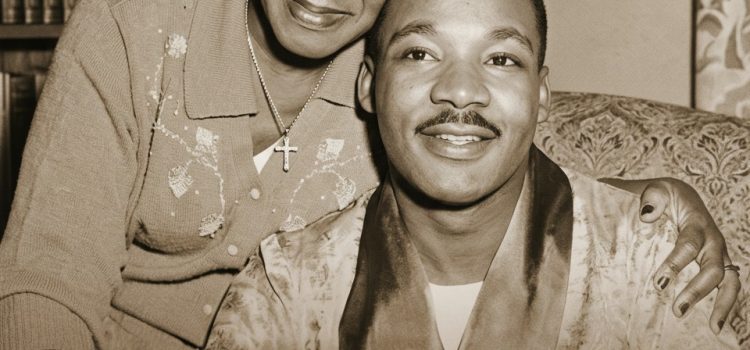 Σκότωσαν τη μητέρα του Δρ. Κινγκ πάνω στο όργανο, στην ίδια εκκλησία που τον ανέθρεψε — και η Αμερική σχεδόν ξέχασε το όνομά της