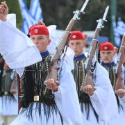 Σταθερός ρυθμός, άψογος βηματισμός – Συγκίνηση για τους Εύζωνες στην παρέλαση της 25ης Μαρτίου