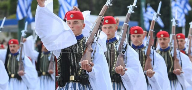 Σταθερός ρυθμός, άψογος βηματισμός – Συγκίνηση για τους Εύζωνες στην παρέλαση της 25ης Μαρτίου