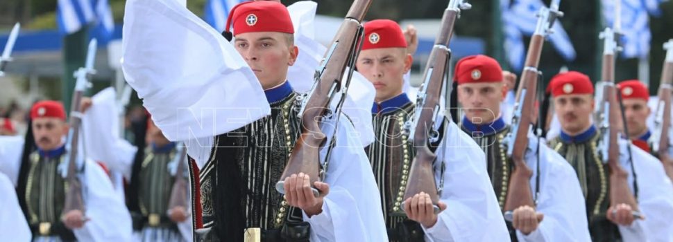 Σταθερός ρυθμός, άψογος βηματισμός – Συγκίνηση για τους Εύζωνες στην παρέλαση της 25ης Μαρτίου