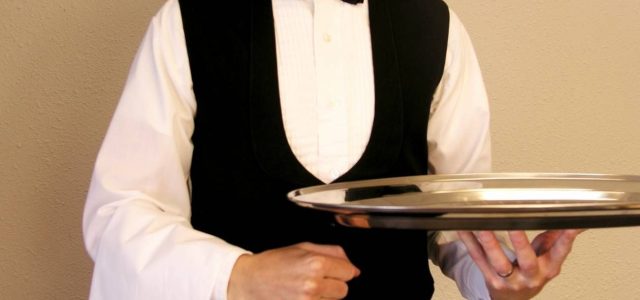 Η ΑΑΔΕ στέλνει πρόστιμα έως 10.000 ευρώ σε εργαζόμενους εστίασης για αδήλωτα φιλοδωρήματα