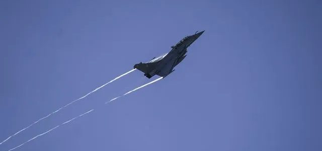 Γιατί πετούν μαχητικά αεροσκάφη πάνω από την Αθήνα