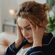 Κάθε αγχωτικός άνθρωπος στη ζωή μας, μας γερνάει κατά 9 μήνες σύμφωνα με νέα μελέτη