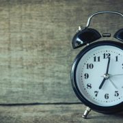 Αλλαγή ώρας 2026: Απόψε χάνουμε 60 λεπτά ύπνου – Γυρίζουμε τους δείκτες στη θερινή