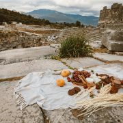 Τι έτρωγαν πραγματικά οι αρχαίοι Έλληνες; Οι συνταγές που θα μπορούσαν να σερβίρονται σήμερα