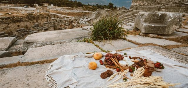 Τι έτρωγαν πραγματικά οι αρχαίοι Έλληνες; Οι συνταγές που θα μπορούσαν να σερβίρονται σήμερα