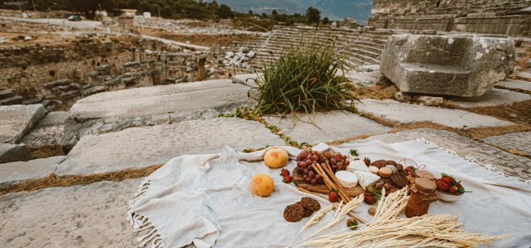 Τι έτρωγαν πραγματικά οι αρχαίοι Έλληνες; Οι συνταγές που θα μπορούσαν να σερβίρονται σήμερα