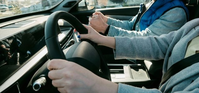 Τι αλλάζει στις εξετάσεις για το δίπλωμα οδήγησης – Κάμερες στο όχημα και τέλος στα «δώρα»