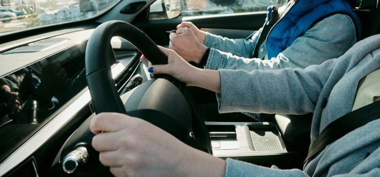 Τι αλλάζει στις εξετάσεις για το δίπλωμα οδήγησης – Κάμερες στο όχημα και τέλος στα «δώρα»