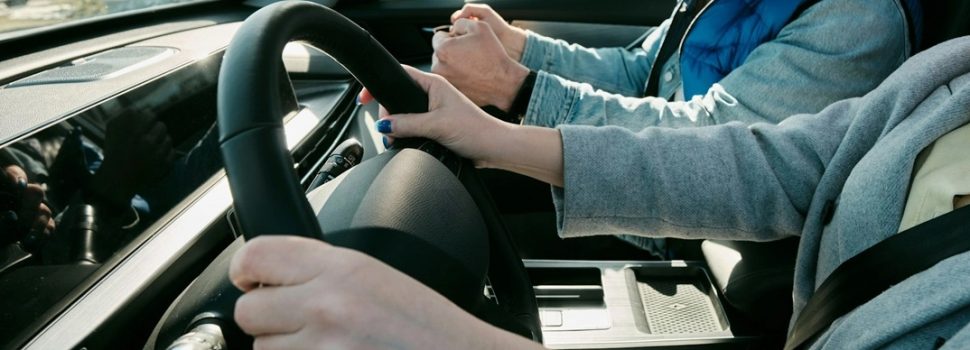 Τι αλλάζει στις εξετάσεις για το δίπλωμα οδήγησης – Κάμερες στο όχημα και τέλος στα «δώρα»