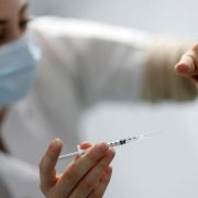 Θαυματουργό το εμβόλιο του έρπη ζωστήρα: Ασπίδα για τρεις κατηγορίες ασθενειών