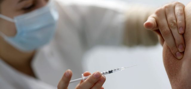 Θαυματουργό το εμβόλιο του έρπη ζωστήρα: Ασπίδα για τρεις κατηγορίες ασθενειών