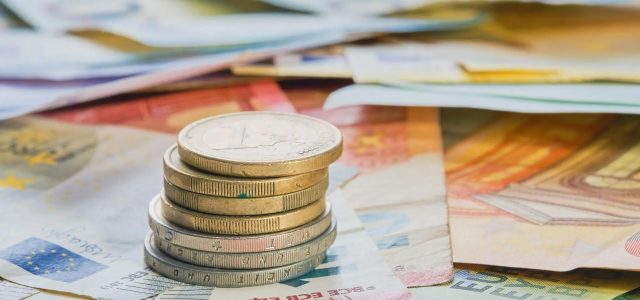 Κατώτατος μισθός: Έρχονται αυξήσεις σε 22 επιδόματα – Δείτε αναλυτικά τα νέα ποσά