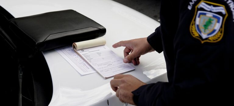 Τι ισχύει με τις κλήσεις της Τροχαίας στο gov: Το αληθινό και το ψεύτικο SMS