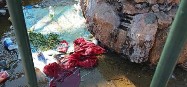 Εικόνες ντροπής σε παιδική χαρά στη Σαλαμίνα – Σκουπίδια και λιμνάζον νερό λίγα μέτρα από το Δημαρχείο